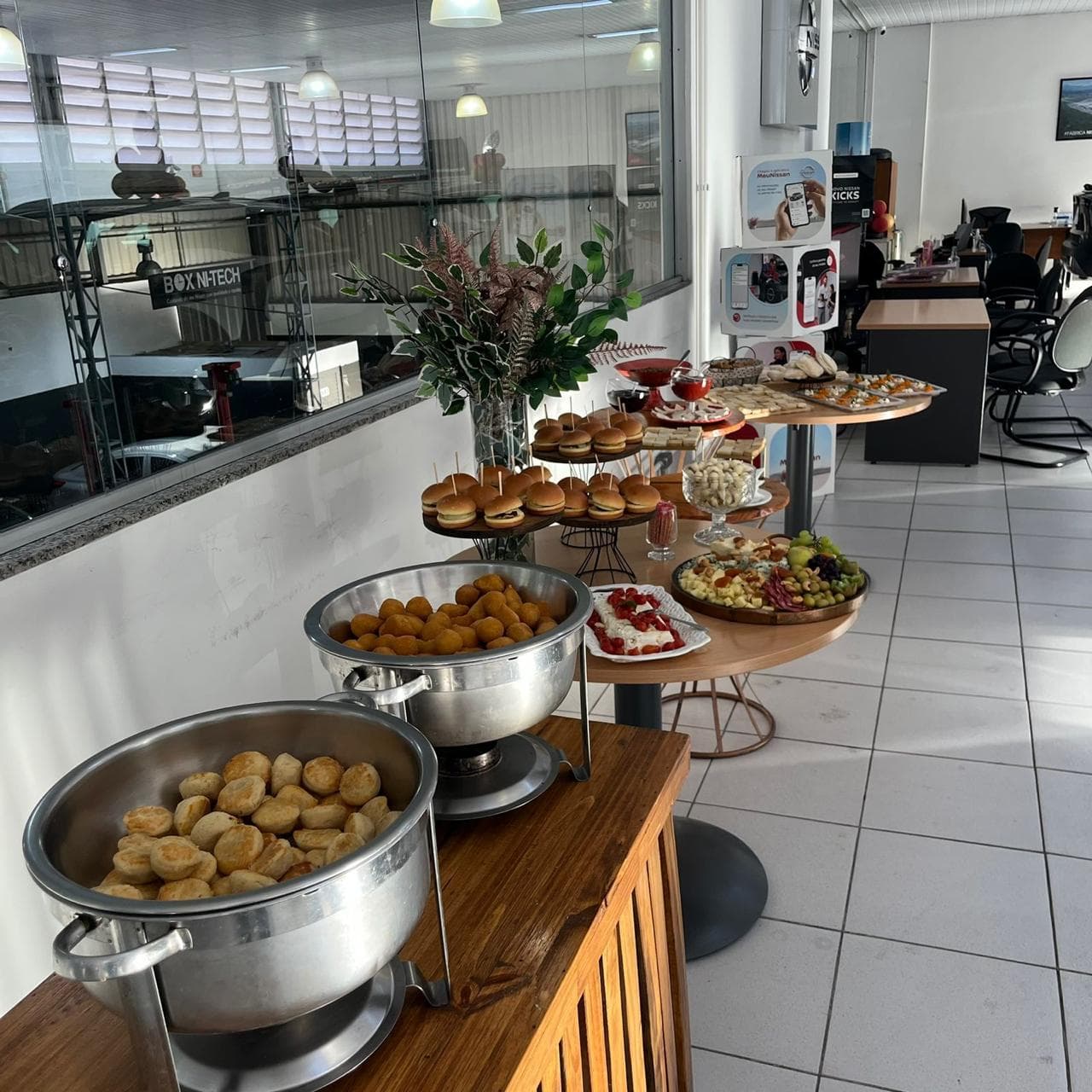 Coffee break montado em empresa corporativa