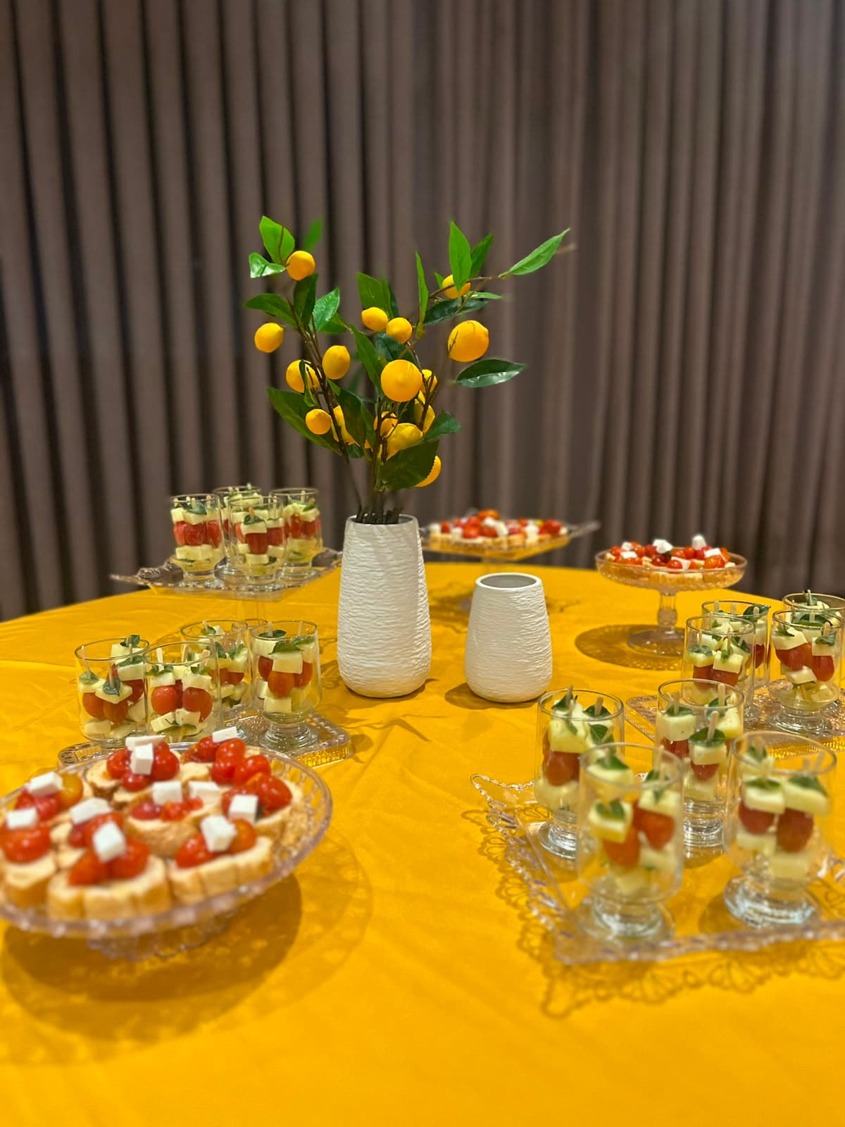 Coffee break elegante com petit fours