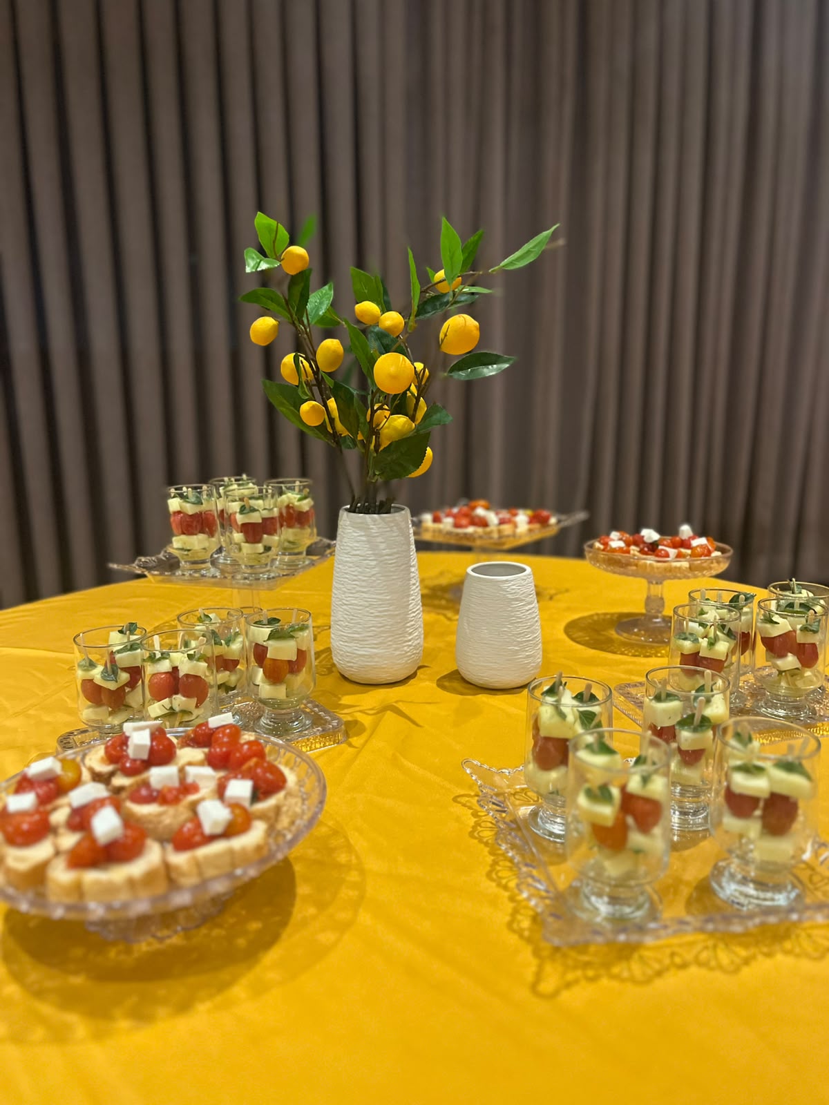 Coffee break elegante com petit fours